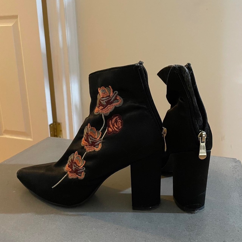 Black ankle boots with flowers!